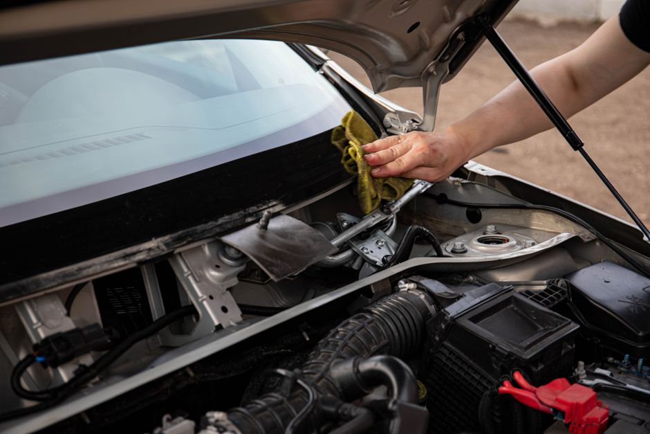 Mechanic replacing a car windshield